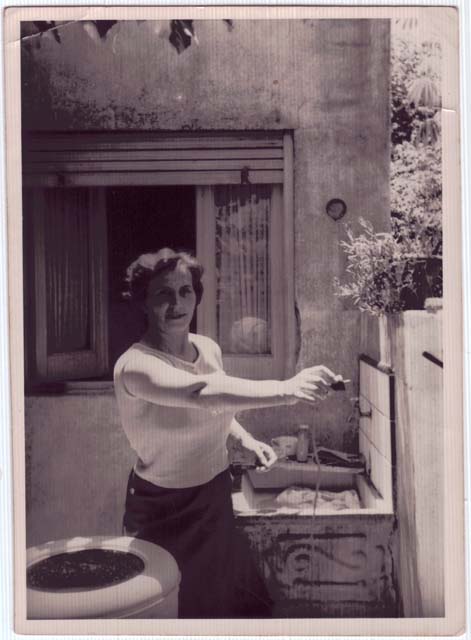 Ritratto di Elvira Benedetti con la sua prima lavatrice