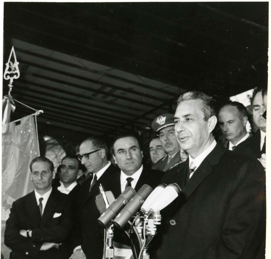 Consegna del Gonfalone della Regione Friuli Venezia Giulia al Presidente del Consiglio Aldo Moro