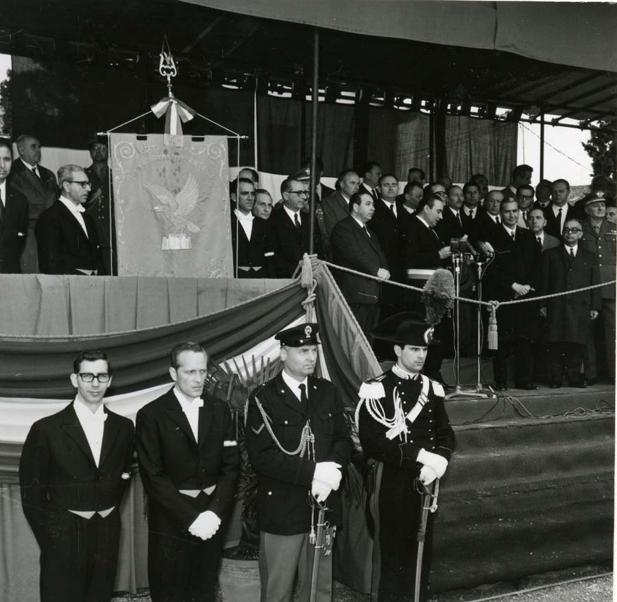 Consegna del Gonfalone della Regione Friuli Venezia Giulia al Presidente del Consiglio Aldo Moro