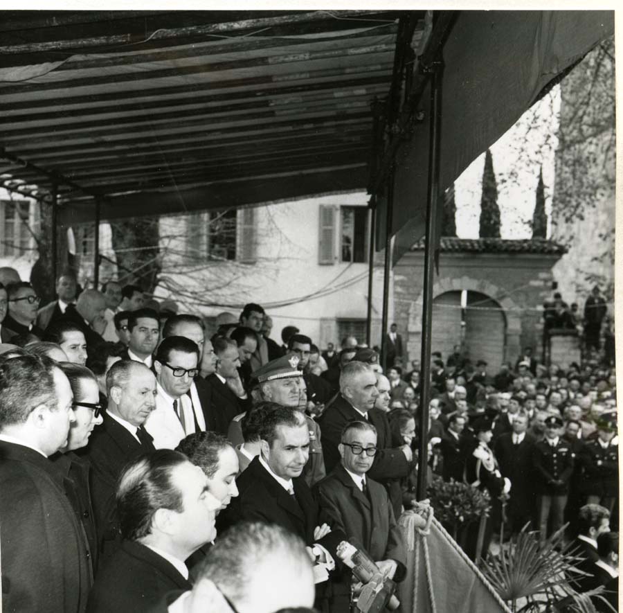 Consegna del Gonfalone della Regione Friuli Venezia Giulia al Presidente del Consiglio Aldo Moro