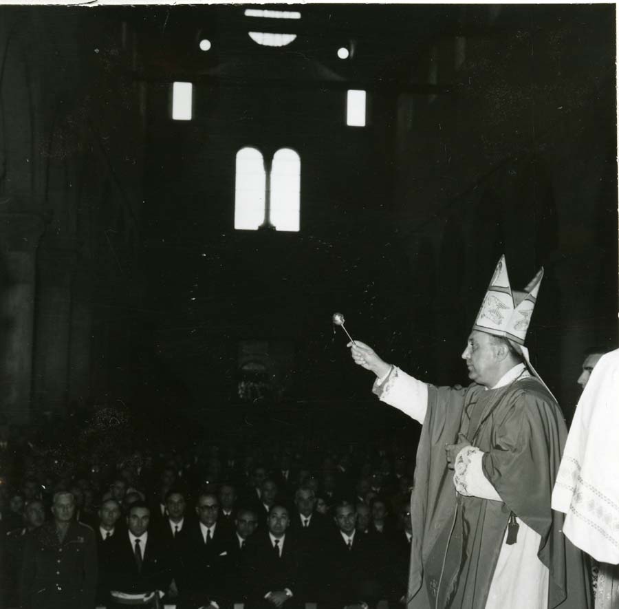 Consegna del Gonfalone della Regione Friuli Venezia Giulia al Presidente del Consiglio Aldo Moro