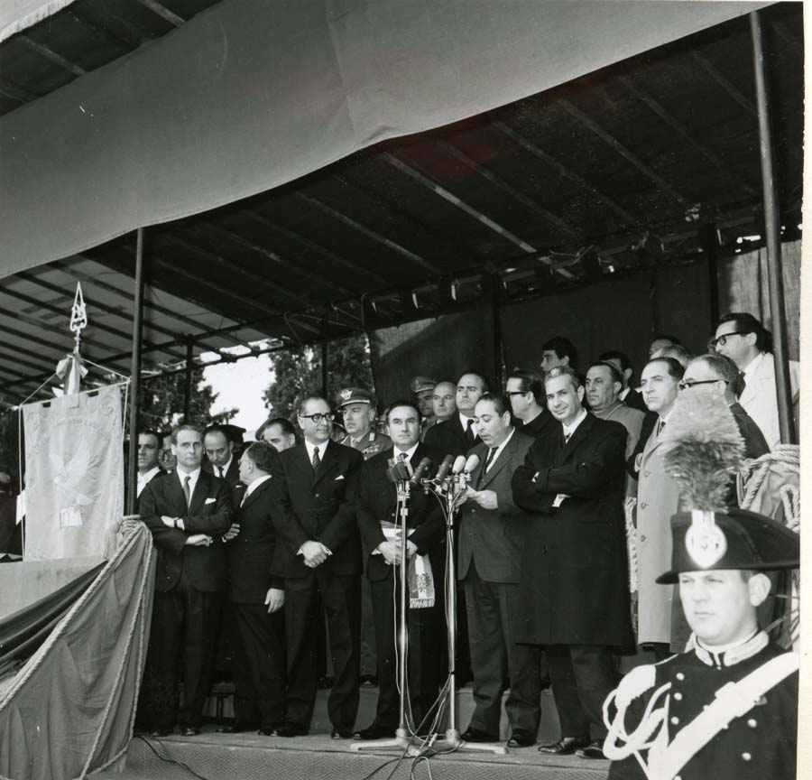 Consegna del Gonfalone della Regione Friuli Venezia Giulia al Presidente del Consiglio Aldo Moro