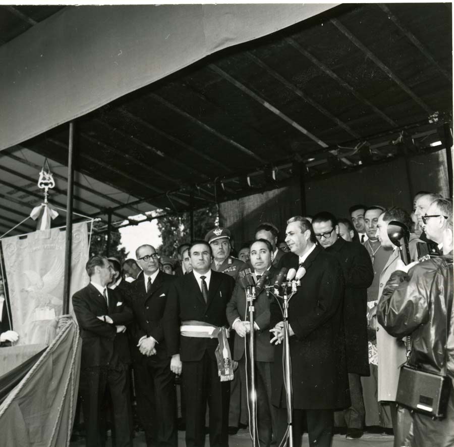 Consegna del Gonfalone della Regione Friuli Venezia Giulia al Presidente del Consiglio Aldo Moro