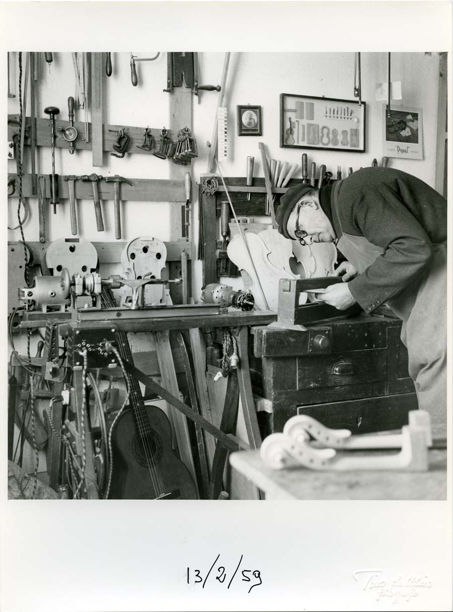 Ritratto di liutaio al lavoro