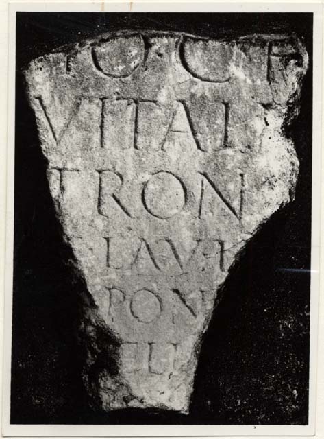 frammento/ architettonico, con iscrizione