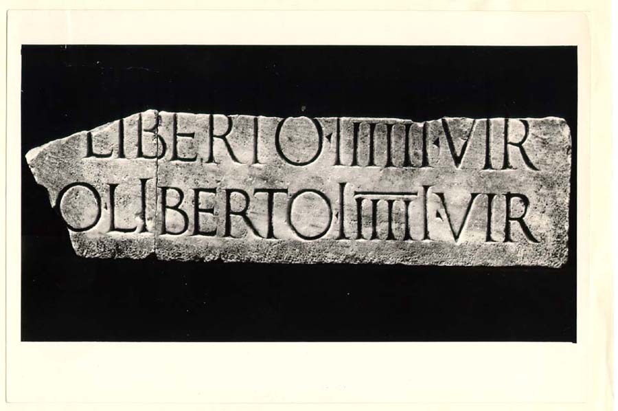 stele/ con iscrizione