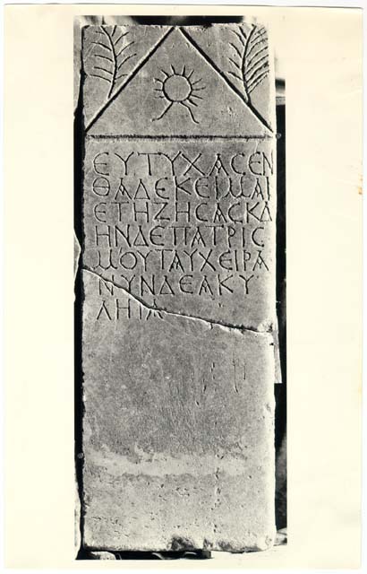 stele/ funeraria, con iscrizione