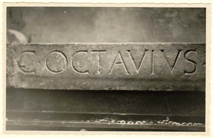 base/ con iscrizione