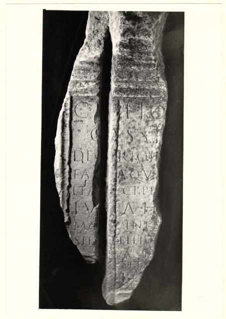 ara/ funeraria, con iscrizione, frammento