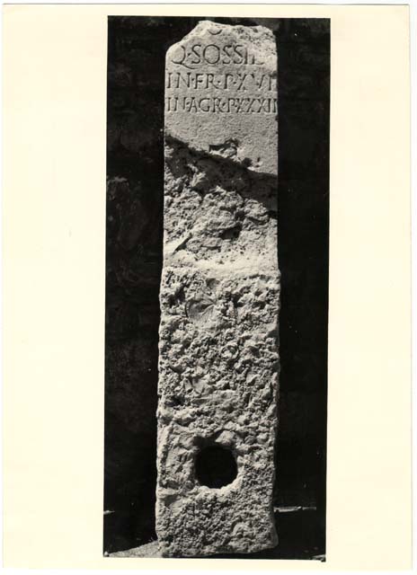 cippo/ funerario, con iscrizione