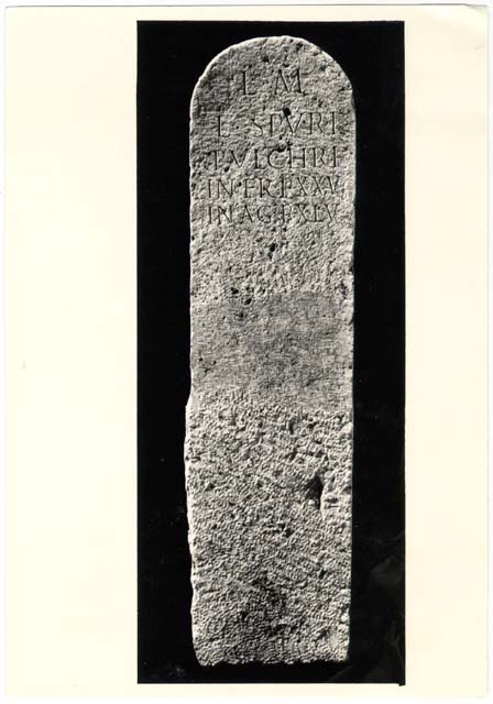 cippo/ funerario, con iscrizione