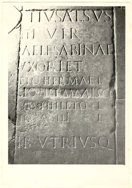 stele/ con iscrizione