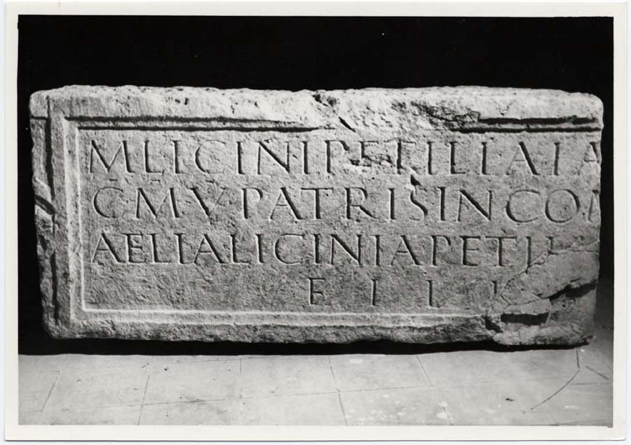 blocco/ con iscrizione