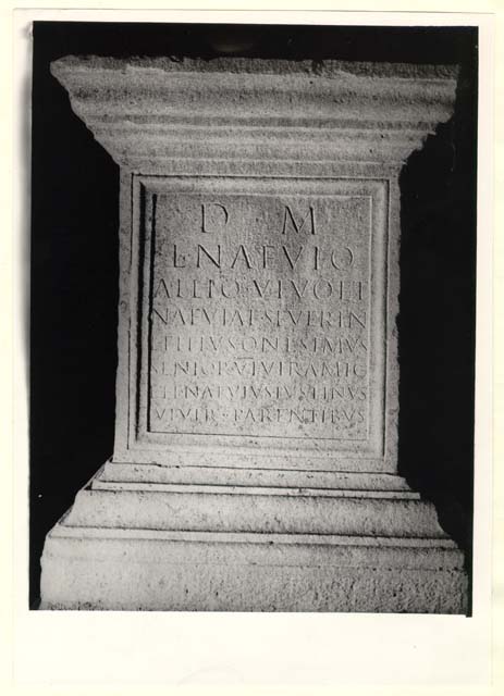 ara/ funeraria, con iscrizione