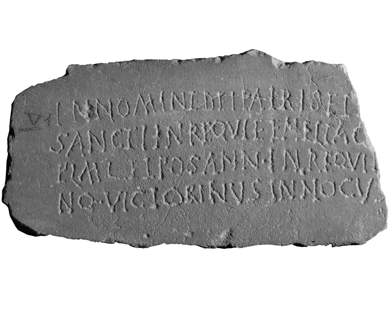 stele/ con iscrizione