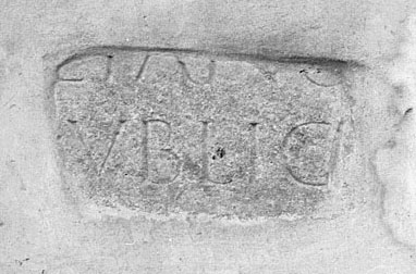 lastra (?)/ con iscrizione, frammento