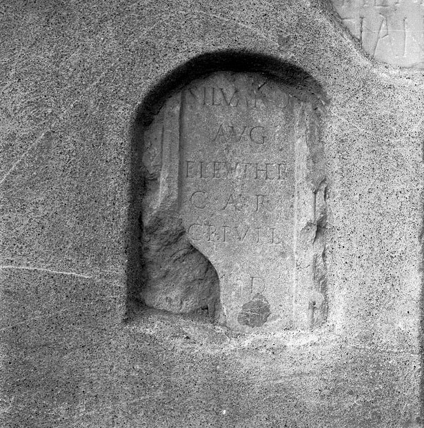 ara/ votiva (?), con iscrizione, frammento