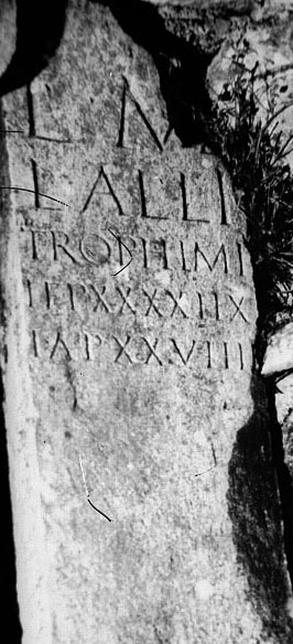 cippo/ funerario, con iscrizione