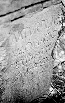 cippo/ funerario, con iscrizione