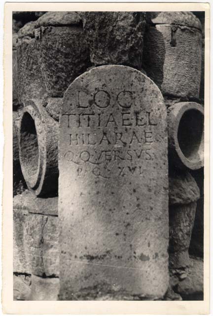 cippo/ funerario, con iscrizione
