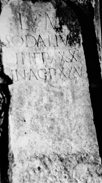 cippo/ funerario, con iscrizione