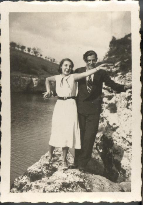 Ritratto di Silvia Aviani e un uomo in riva al fiume Natisone