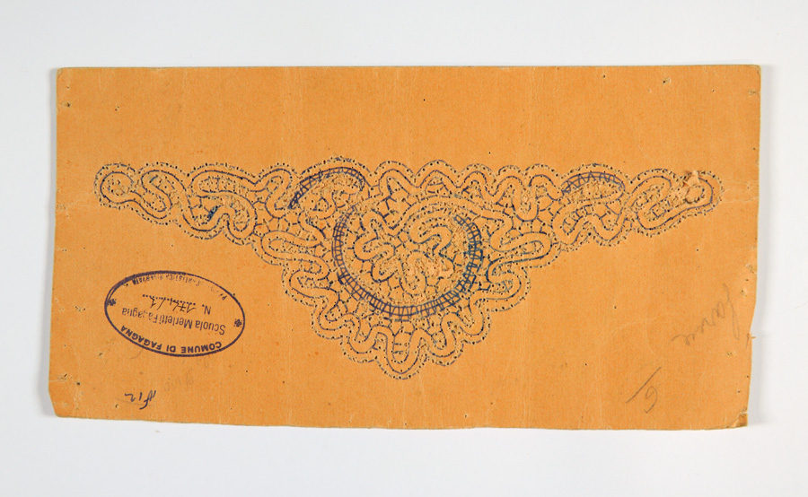 motivi decorativi geometrici e vegetali stilizzati