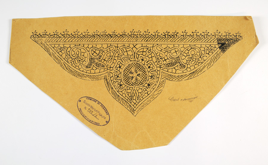 motivi decorativi geometrici e vegetali stilizzati