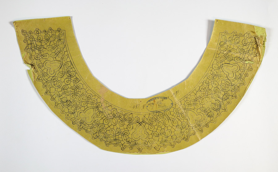 motivi decorativi geometrici e vegetali stilizzati