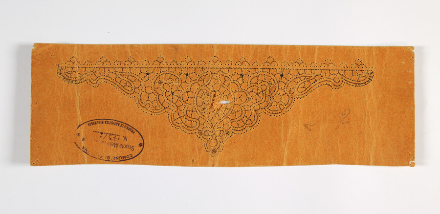 motivi decorativi geometrici e vegetali stilizzati