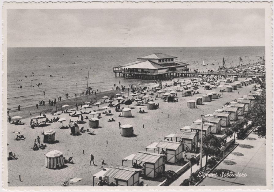 Un secolo di vacanze in cartolina