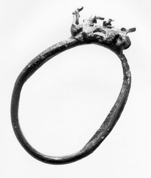 anello/ con castone