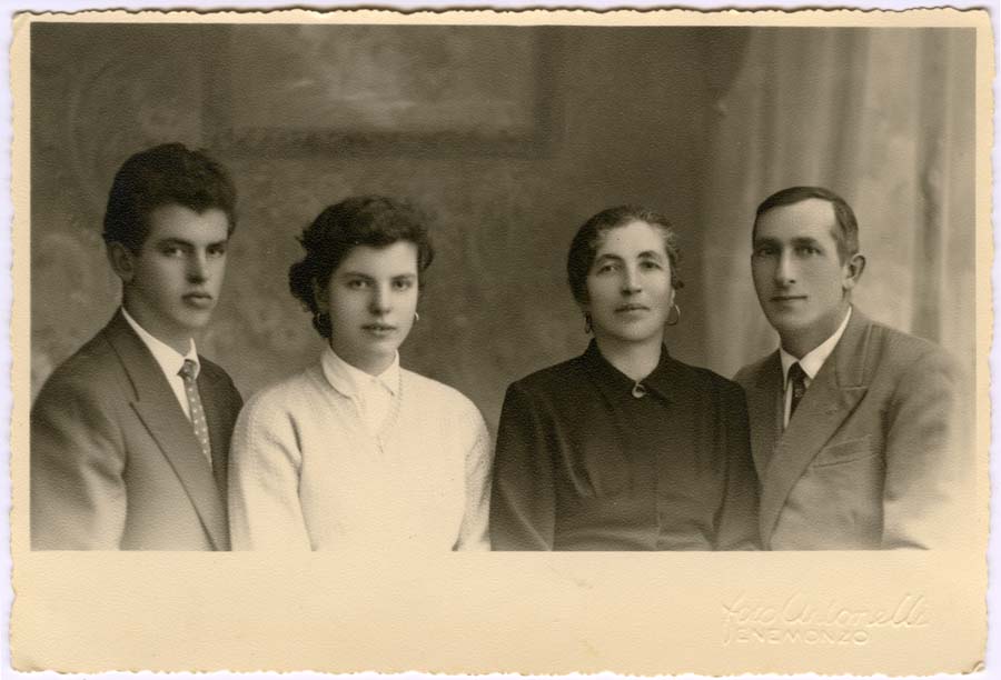 Ritratto in studio della famiglia Gino Dorigo