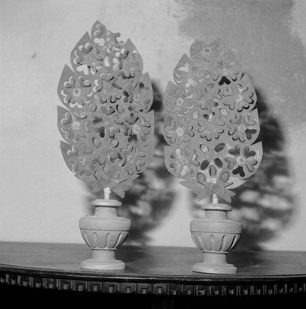 vaso d'altare con composizione floreale