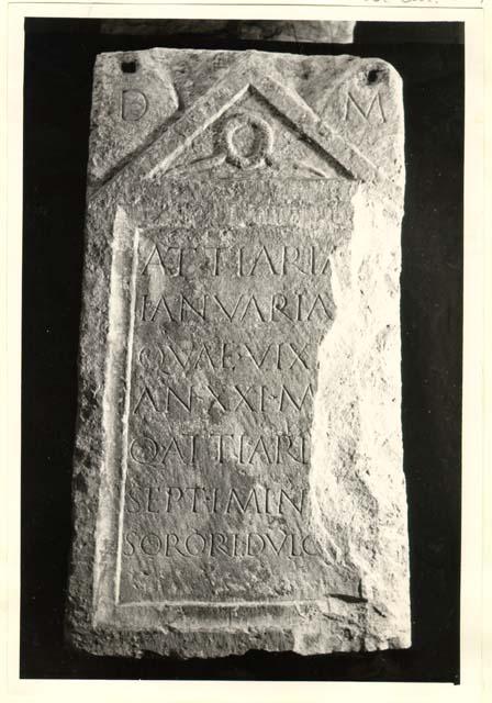 Stele con iscrizione in lingua latina di età imperiale