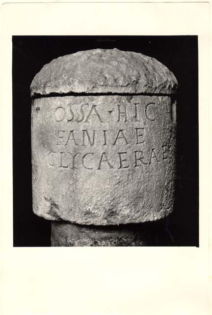 Ossario con iscrizione in lingua latina di età imperiale
