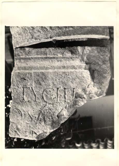 Frammento di sarcofago con iscrizione in lingua latina di età imperiale