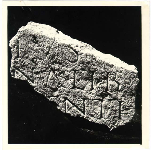 Frammento d'iscrizione sepolcrale in lingua latina di età imperiale