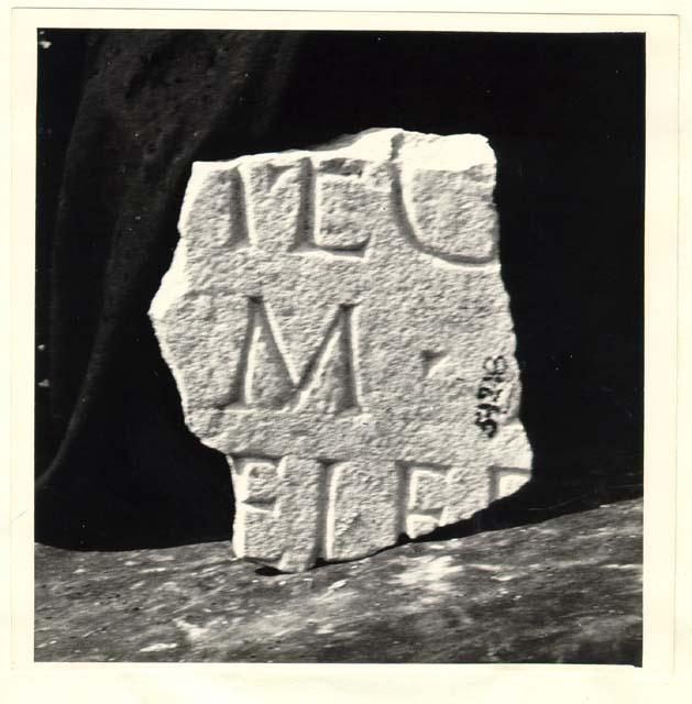 Frammento di ara con iscrizione in lingua latina di età imperiale