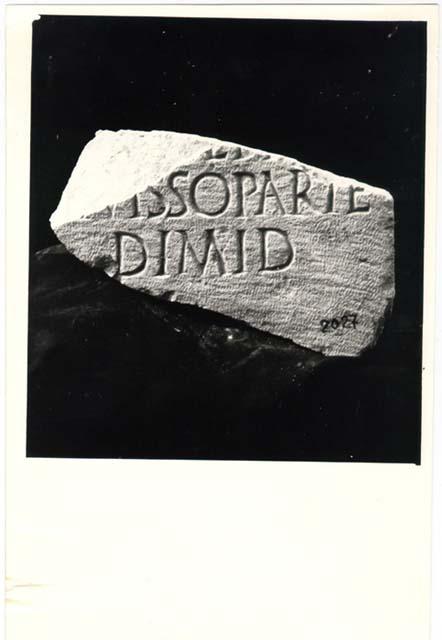 Frammento d'iscrizione sepolcrale in lingua latina di età imperiale