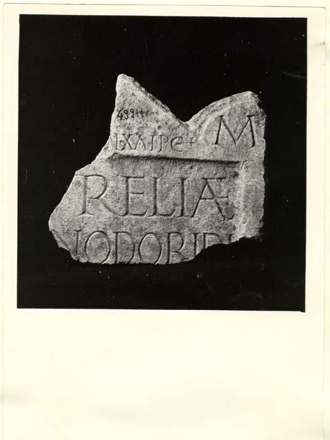 Frammento di stele con iscrizione in lingua latina di età imperiale
