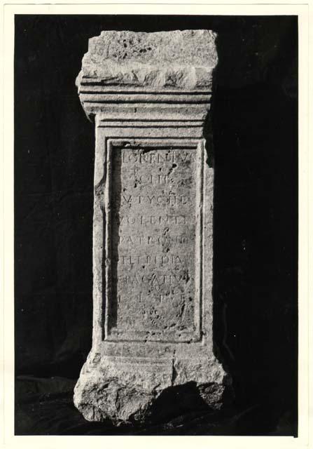 Ara con iscrizione in lingua latina di età imperiale