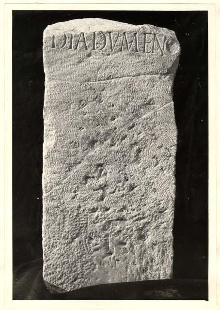 Frammento di cippo con iscrizione in lingua latina di età imperiale