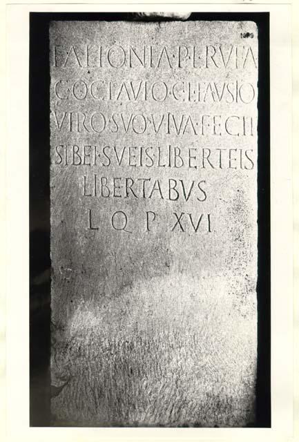 Stele con iscrizione in lingua latina di età imperiale