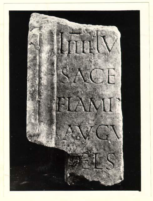 Frammento di aretta con iscrizione in lingua latina di età imperiale