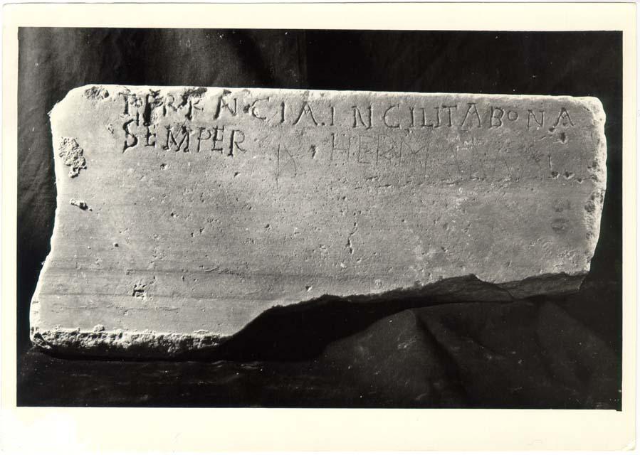 Parte di tavola con iscrizione in lingua latina di età cristiana