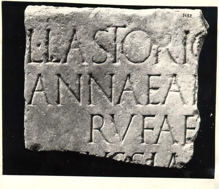 Frammento di stele con iscrizione in lingua latina di età imperiale