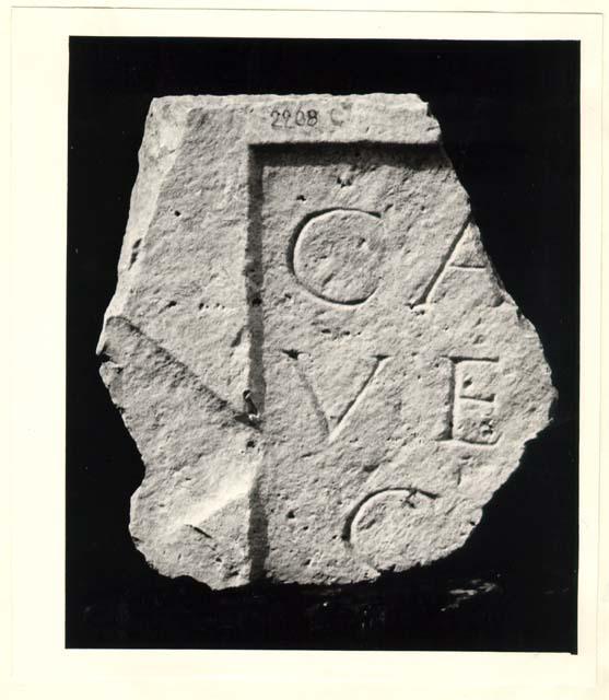 Frammento di sarcofago iscrizione in lingua latina di età imperiale