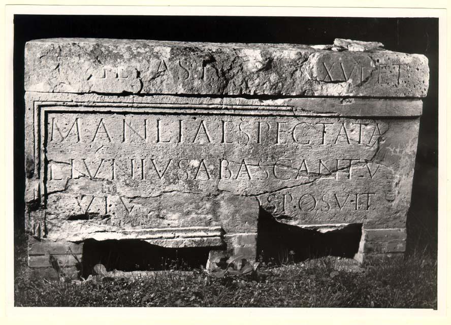 Sarcofago con iscrizione in lingua latina di età imperiale