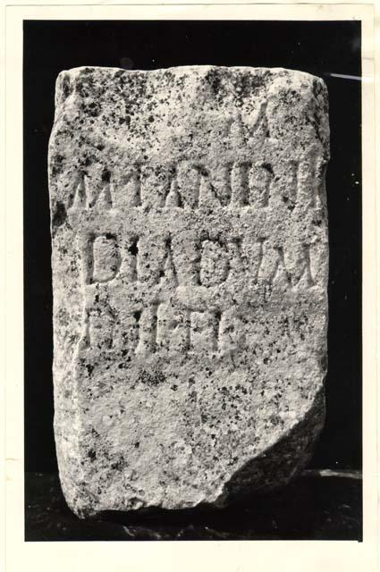 Stele con iscrizione in lingua latina di età imperiale